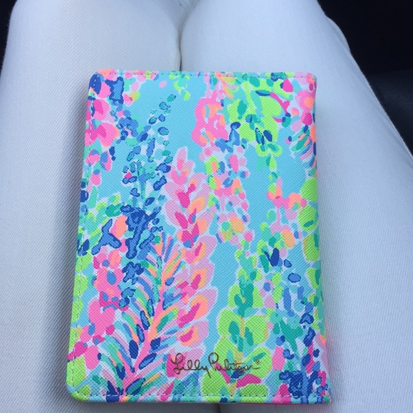 🌴Lilly Pulitzer🌴 Passport case - Picture 3 of 3